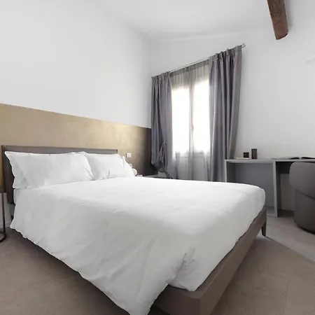 Ur-nest Indipendenza Lejlighed *